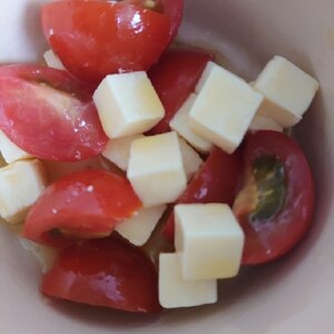 トマトとチーズの和え物